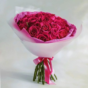 AZALIANOW ЦВЕТЫ. ПОДАРКИ. ДЕКОР Букет из 25 малиновых роз «Признание в любви», Букеты и композиции из живых цветов могут на несколько тонов отличаться от изображений. Часть цвета искажается в зависимости от настроек экрана.