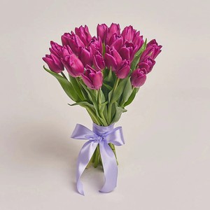 AZALIANOW ЦВЕТЫ. ПОДАРКИ. ДЕКОР Букет из 25 тюльпанов фиолетового цвета, Букеты и композиции из живых цветов могут на несколько тонов отличаться от изображений. Часть цвета искажается в зависимости от настроек экрана.