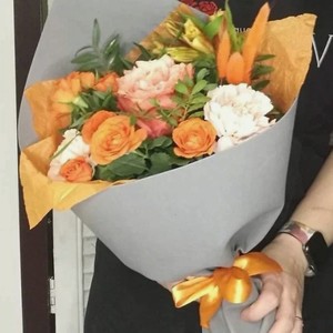 VORNIKOV BOUQUETS Букет Летняя ночь, Роза пионовидная (1 шт.), роза кустовая (2 шт.), альстромерия (1 шт.), диантус сортовой (2 шт.), писташ (1 шт.), лагурус (3 шт.), упаковка дизайнерская (1 шт.), лента атласная (1 шт.) (25х40