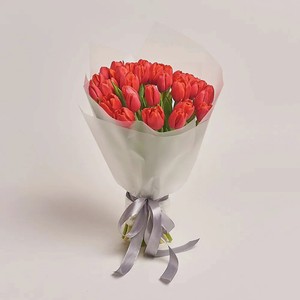 AZALIANOW ЦВЕТЫ. ПОДАРКИ. ДЕКОР Букет из 35 красных тюльпанов в упаковке, Букеты и композиции из живых цветов могут на несколько тонов отличаться от изображений. Часть цвета искажается в зависимости от настроек экрана.