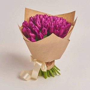 AZALIANOW ЦВЕТЫ. ПОДАРКИ. ДЕКОР Букет из 51 фиолетового тюльпана в крафт-бумаге, Букеты и композиции из живых цветов могут на несколько тонов отличаться от изображений. Часть цвета искажается в зависимости от настроек экрана.