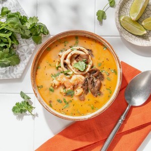 Суп Том Ям с морепродуктами и шампиньонами М Кухня 250г