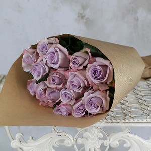БУКЕТ МАРКЕТ ДАРИТЕ С УДОВОЛЬСТВИЕМ Букет из 19 сиреневых роз в крафте Кения 40 см, 1шт.
