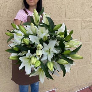 ПЯТЬ ЦВЕТОВ Букет из 19 белых лилий, Букет
