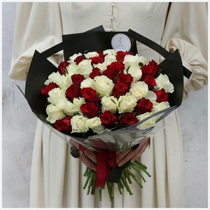 БУКЕТ МАРКЕТ ДАРИТЕ С УДОВОЛЬСТВИЕМ Букет из 51 розы - Красное и белое Кения 40 см., 1шт.