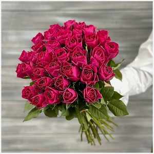 БУКЕТ МАРКЕТ ДАРИТЕ С УДОВОЛЬСТВИЕМ Букет из 31 малиновой розы с лентой Кения 40 см, 1шт.