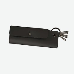 Ключница из экокожи soft-touch на кобурной кнопке и с карабинами на кольце