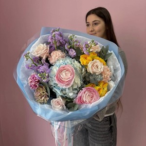 ЗАЦВЕТАЙ. ЦВЕТОЧНЫЙ БУТИК Дофаминовый букет «Яркая гавань» с кружевными ранункулюсами, 1 шт.