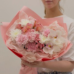 Букет из белых орхидей и хризантем  Клубничный зефир 