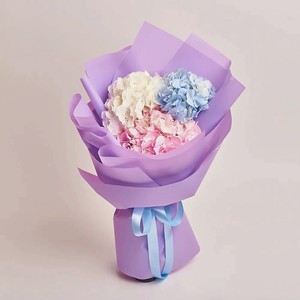 AZALIANOW ЦВЕТЫ. ПОДАРКИ. ДЕКОР Букет из 3 гортензий в сиреневой упаковке, Букеты и композиции из живых цветов могут на несколько тонов отличаться от изображений. Часть цвета искажается в зависимости от настроек экрана.