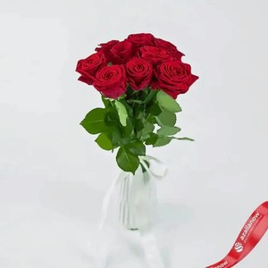 AZALIANOW ЦВЕТЫ. ПОДАРКИ. ДЕКОР Букет из 9 красных роз 40 см, оформленных под ленту, Букеты и композиции из живых цветов могут на несколько тонов отличаться от изображений. Часть цвета искажается в зависимости от настроек экрана.