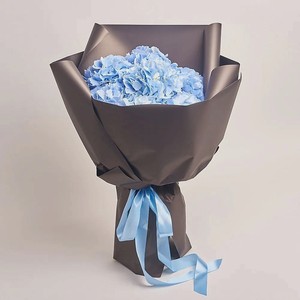 AZALIANOW ЦВЕТЫ. ПОДАРКИ. ДЕКОР Букет из 7 голубых гортензий в темно-серой пленке, Букеты и композиции из живых цветов могут на несколько тонов отличаться от изображений. Часть цвета искажается в зависимости от настроек экрана.