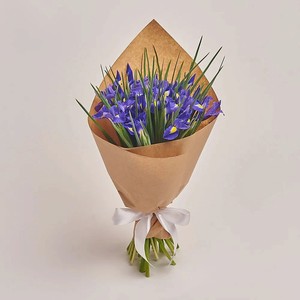 AZALIANOW ЦВЕТЫ. ПОДАРКИ. ДЕКОР Букет из 25 ирисов в крафте, Букеты и композиции из живых цветов могут на несколько тонов отличаться от изображений. Часть цвета искажается в зависимости от настроек экрана.