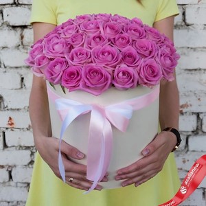 AZALIANOW ЦВЕТЫ. ПОДАРКИ. ДЕКОР Букет из 51 розовой розы в коробке, Букеты и композиции из живых цветов могут на несколько тонов отличаться от изображений. Часть цвета искажается в зависимости от настроек экрана.