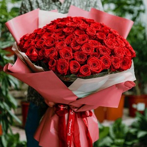 AZALIANOW ЦВЕТЫ. ПОДАРКИ. ДЕКОР Букет для любимой из 101 красной розы 40см, Букеты и композиции из живых цветов могут на несколько тонов отличаться от изображений. Часть цвета искажается в зависимости от настроек экрана.